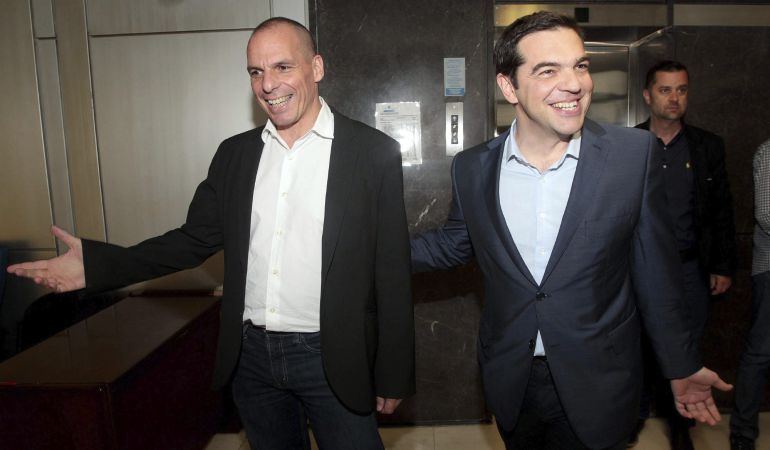 El ministro griego de Finanzas, Yanis Varufakis, acompaña al primer ministro griego, Alexis Tsipras, a su llegada a una reunión en el Ministerio de Finanzas de Atenas. El ministro griego de Finanzas, Yanis Varufakis, acompaña al primer ministro griego, Alexis Tsipras, a su llegada a una reunión en el Ministerio de Finanzas de Atenas.