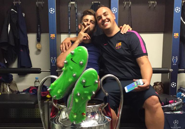Piqué se fuma un puro en el vestuario tras ganar la Champions Piqué se fuma un puro en el vestuario tras ganar la Champions