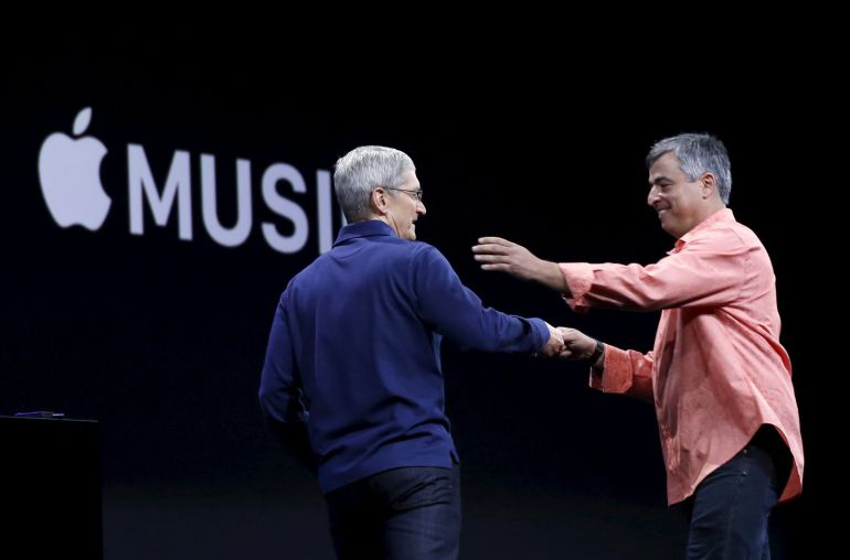 El Consejero delegado de Apple,Tim Cook, saluda al vicepresidente de servicios para Internet,Eddy Cue El Consejero delegado de Apple,Tim Cook, saluda al vicepresidente de servicios para Internet,Eddy Cue