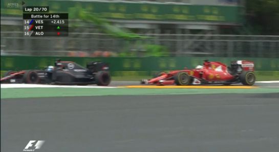 El alemán intenta adelantar a Alonso en la vuelta 20.