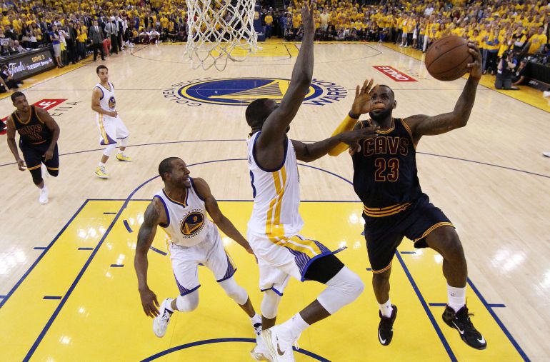 LeBron ataca el aro de los Warriors en el segundo partido de las Finales de la NBA. LeBron ataca el aro de los Warriors en el segundo partido de las Finales de la NBA.