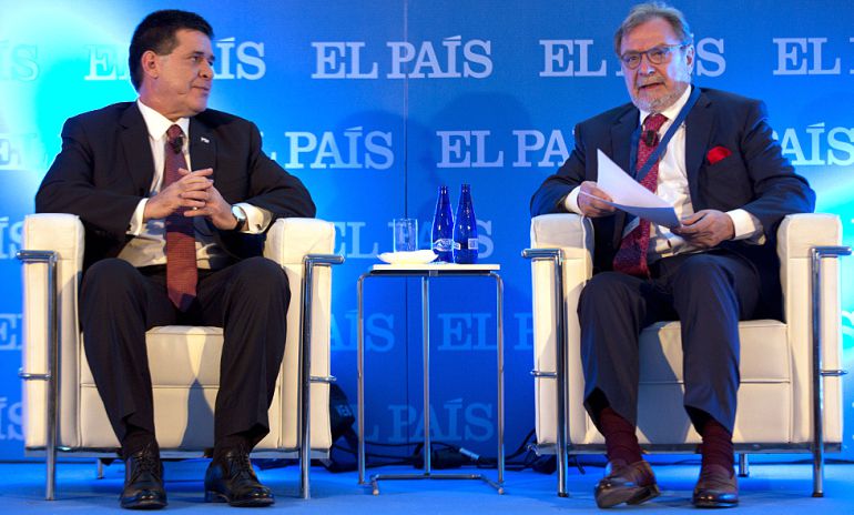 Diálogo entre el presidente de la República del Paraguay, Horacio Cartes (i), y el presidente de EL PAÍS, Juan Luis Cebrián, en el foro "Invertir en Paraguay" organizado por el diario. Diálogo entre el presidente de la República del Paraguay, Horacio Cartes (i), y el presidente de EL PAÍS, Juan Luis Cebrián, en el foro "Invertir en Paraguay" organizado por el diario.