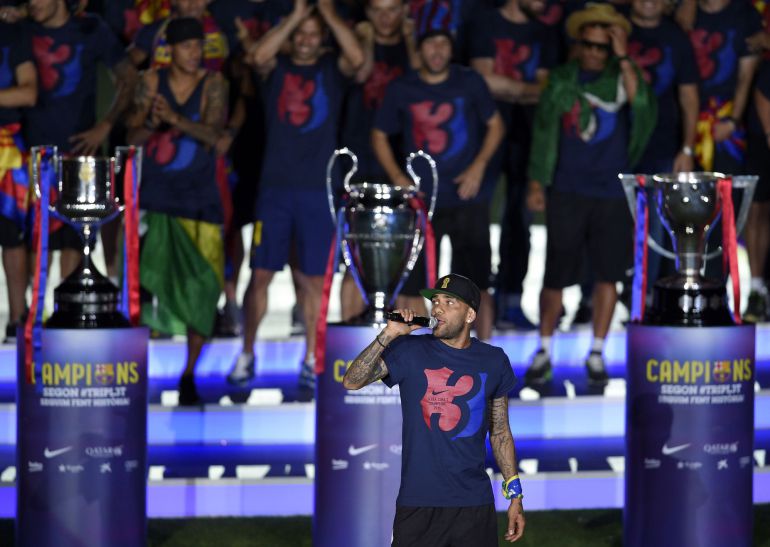 Dani Alves se dirige a la grada del Camp Nou en la celebración del triplete del Barça Dani Alves se dirige a la grada del Camp Nou en la celebración del triplete del Barça