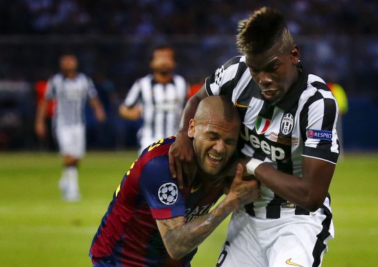 Alves lucha con Pogba durante la final de la Champions en Berlín Alves lucha con Pogba durante la final de la Champions en Berlín