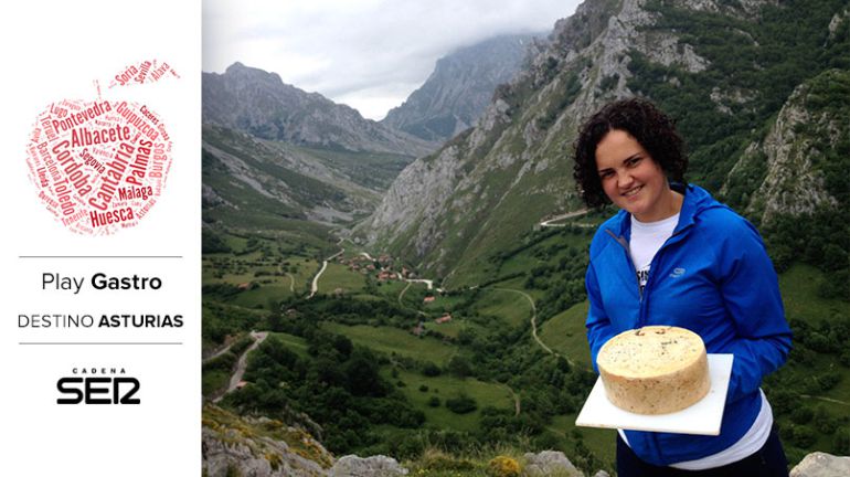 Jéssica López, de la Quesería Maín, frente una de las cuevas de maduración de Sotres de Cabrales. Jéssica López, de la Quesería Maín, frente una de las cuevas de maduración de Sotres de Cabrales.