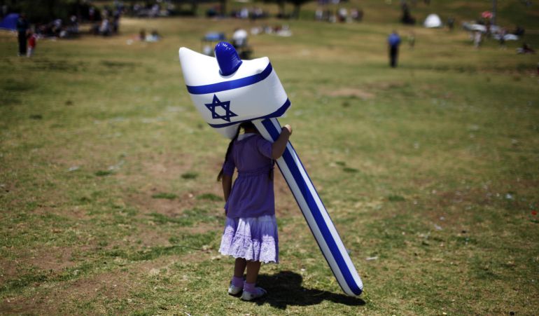 Una niña israelí juega con un martillo hinchable en un parque de Jerusalén durante el Día de la Independencia, en abril de 2012. Una niña israelí juega con un martillo hinchable en un parque de Jerusalén durante el Día de la Independencia, en abril de 2012.