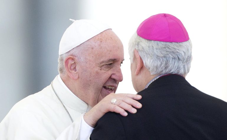 El papa Francisco saluda a un obispo tras celebrar la audiencia general de los miércoles en la Ciudad del Vaticano. El papa Francisco saluda a un obispo tras celebrar la audiencia general de los miércoles en la Ciudad del Vaticano.
