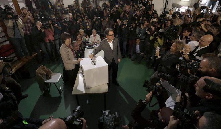 Artur Mas votando en la consulta soberanista. Artur Mas votando en la consulta soberanista.