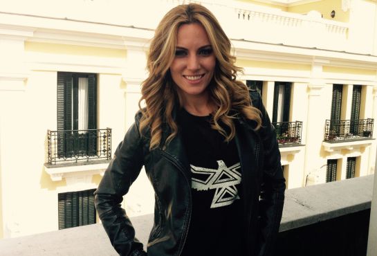 Edurne posa sonriente tras la entrevista Edurne posa sonriente tras la entrevista