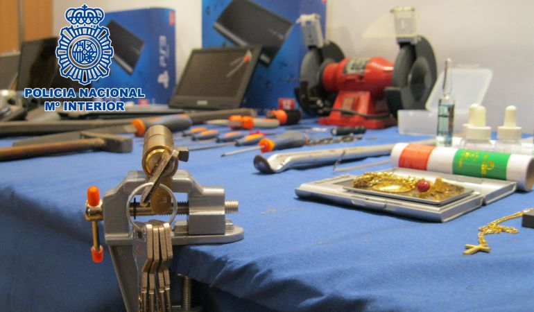 Imagen de los objetos incautados por la Policía. Imagen de los objetos incautados por la Policía.