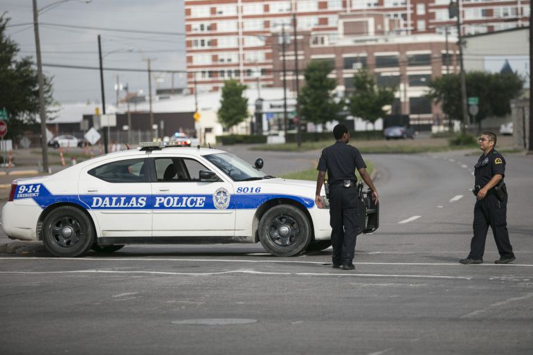 La Policía de Dallas investiga el ataque a una comisaría. La Policía de Dallas investiga el ataque a una comisaría.