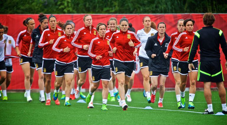 APICH01. MONTREAL (CANADÁ), 12/06/2015.- Jugadoras de España durante un entrenamiento hoy, viernes 12 de junio de 2015, en el marco de la Copa Mundial Femenina FIFA 2015 en Montreal (Canadá). España enfrentará mañana a Brasil en un partido del Grupo E. EFE/ANDRE PICHETTE/SOLO USO EDITORIAL/PROHIBIDO SU USO EN ASOCIACIÓN CON ALGUNA ENTIDAD COMERCIAL/ESTAS IMÁGENES NO DEBEN SER USADAS EN CUALQUIER FORMA DE ALERTA O AVISO DE SERVICIO DE CUALQUIER TIPO, INCLUYENDO ALERTAS Y SERVICIOS VÍA TELÉFONO MÓVIL, DESCARGAS A DISPOSITIVOS MÓVILES O MENSAJERÍA MMS APICH01. MONTREAL (CANADÁ), 12/06/2015.- Jugadoras de España durante un entrenamiento hoy, viernes 12 de junio de 2015, en el marco de la Copa Mundial Femenina FIFA 2015 en Montreal (Canadá). España enfrentará mañana a Brasil en un partido del Grupo E. EFE/ANDRE PICHETTE/SOLO USO EDITORIAL/PROHIBIDO SU USO EN ASOCIACIÓN CON ALGUNA ENTIDAD COMERCIAL/ESTAS IMÁGENES NO DEBEN SER USADAS EN CUALQUIER FORMA DE ALERTA O AVISO DE SERVICIO DE CUALQUIER TIPO, INCLUYENDO ALERTAS Y SERVICIOS VÍA TELÉFONO MÓVIL, DESCARGAS A DISPOSITIVOS MÓVILES O MENSAJERÍA MMS