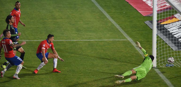 Una jugada de ataque de Chile en el partido que le ha enfrentado a México en la Copa América 2015. Una jugada de ataque de Chile en el partido que le ha enfrentado a México en la Copa América 2015.