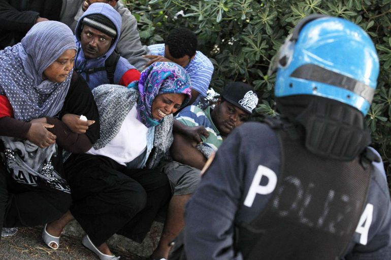 La policía italiana rodea a un grupo de inmigrantes en la frontera La policía italiana rodea a un grupo de inmigrantes en la frontera