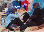 IIV13 VENTIMIGLIA (ITALIA), 16/06/2015.- Varios inmigrantes acampan en la localidad fronteriza con Francia de Ventimiglia, Itallia, hoy, martes 16 de junio de 2015. El centenar de inmigrantes bloqueado en la localidad fronteriza italiana de Ventimiglia pasó su tercera noche en la escollera del paseo marítimo, que no quieren abandonar hasta que Francia les deje pasar. En equilibrio sobre las rocas del llamado Puente de San Ludovico, este grupo de un centenar de inmigrantes, procedentes de Somalia, Eritrea y Etiopía en su mayoría, continúan su protesta ante la decisión de Francia de impedirles el paso. Los medios de comunicación italianos destacan hoy las condiciones infrahumanas en las que se encuentran estas personas, que para continuar su protesta se ven obligadas a lavarse con agua del mar, a afeitarse entre los escollos y que empiezan a tener heridas y yagas en la espalda y las piernas. EFE/Luca Zennaro