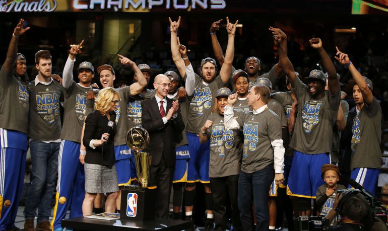 Los jugadores de los Warriors celebran su victoria en las finales de la NBA ante los Cavaliers Los jugadores de los Warriors celebran su victoria en las finales de la NBA ante los Cavaliers