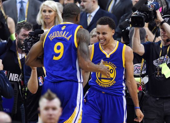 Andre Iguodala y Stephen Curry celebran la victoria de Golden State en las Finales de la NBA. Andre Iguodala y Stephen Curry celebran la victoria de Golden State en las Finales de la NBA.