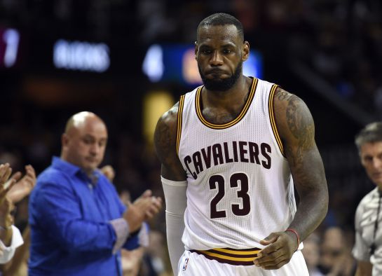 LeBron James, la estrella de los Cavaliers, abandona la pista tras perder las finales de la NBA ante Golden State. LeBron James, la estrella de los Cavaliers, abandona la pista tras perder las finales de la NBA ante Golden State.