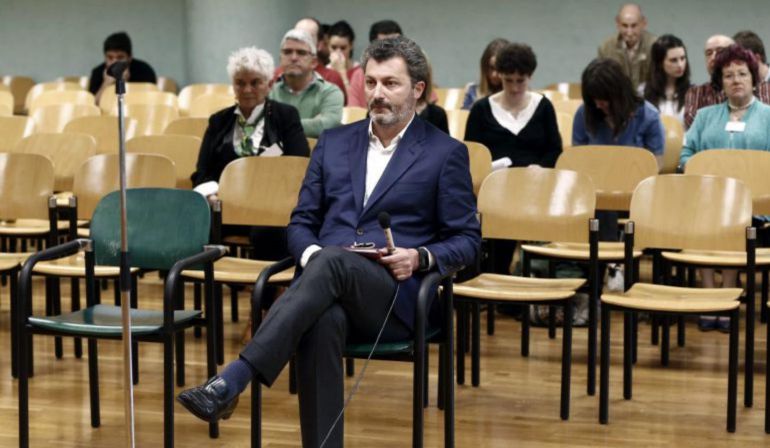 El exdiputado fue detenido por la Guardia Civil al ir a recoger supuestamente un sobre con la citada cantidad de dinero en efectivo dejado en una rendija de la antigua muralla de Pamplona. El exdiputado fue detenido por la Guardia Civil al ir a recoger supuestamente un sobre con la citada cantidad de dinero en efectivo dejado en una rendija de la antigua muralla de Pamplona.