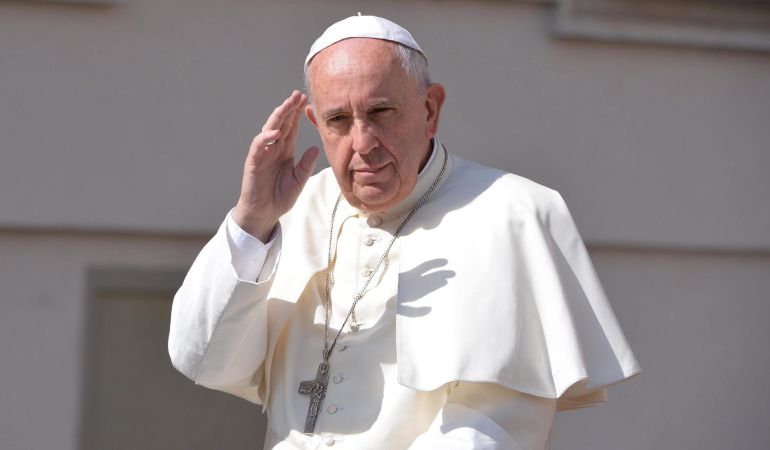 El papa Francisco saluda a los fieles congregados en la Plaza de San Pedro. El papa Francisco saluda a los fieles congregados en la Plaza de San Pedro.