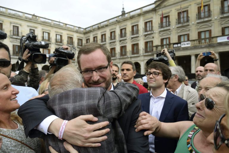 El candidato popular Javier Maroto saluda a asistentes a una concentración en la plaza de España, frente al Ayuntamiento de Vitoria, para expresarle su apoyo El candidato popular Javier Maroto saluda a asistentes a una concentración en la plaza de España, frente al Ayuntamiento de Vitoria, para expresarle su apoyo