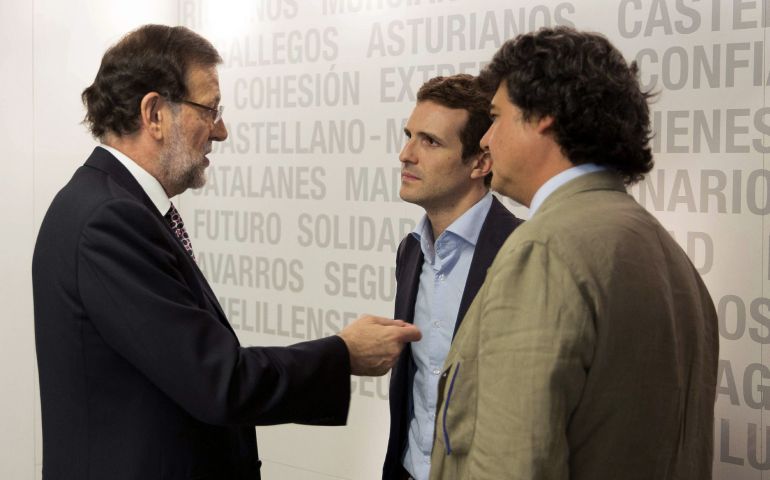 Fotografía facilitada por el PP de su presidente y titular del Gobierno, Mariano Rajoy, que conversa con el que será vicesecretario de Comunicación, Pablo Casado (2d), y el futuro director de campaña para las elecciones generales, Jorge Moragas (d), tras el Comité Ejecutivo Nacional Fotografía facilitada por el PP de su presidente y titular del Gobierno, Mariano Rajoy, que conversa con el que será vicesecretario de Comunicación, Pablo Casado (2d), y el futuro director de campaña para las elecciones generales, Jorge Moragas (d), tras el Comité Ejecutivo Nacional