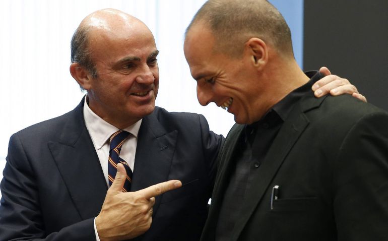 El ministro de Finanzas griego, Yanis Varufakis saluda al ministro de Economía español Luis de Guindos al inicio de la reunión de ministros de Economía y Finanzas del Eurogrupo. El ministro de Finanzas griego, Yanis Varufakis saluda al ministro de Economía español Luis de Guindos al inicio de la reunión de ministros de Economía y Finanzas del Eurogrupo.