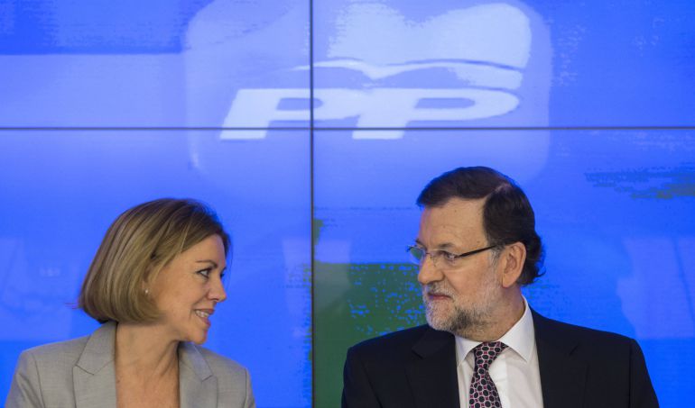 El presidente del Gobierno, Mariano Rajoy, conversa con la secretaria general del Partido Popular, María Dolores de Cospedal, durante el Comité Ejecutivo Nacional. El presidente del Gobierno, Mariano Rajoy, conversa con la secretaria general del Partido Popular, María Dolores de Cospedal, durante el Comité Ejecutivo Nacional.