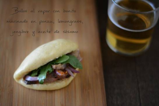 Bollos al vapor con bonito fresco marinado en ponzu, lemongrass, jengibre y aceite de sésamo Bollos al vapor con bonito fresco marinado en ponzu, lemongrass, jengibre y aceite de sésamo
