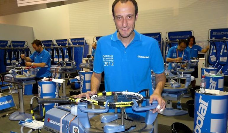 Xavi Segura encuerda un raqueta Xavi Segura encuerda un raqueta