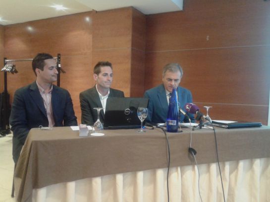 De izda a dcha, Jorge de Armiñán, Guillermo de Los Mozos, fundadores de Libripedia, y el periodista, Carmelo Encinas De izda a dcha, Jorge de Armiñán, Guillermo de Los Mozos, fundadores de Libripedia, y el periodista, Carmelo Encinas