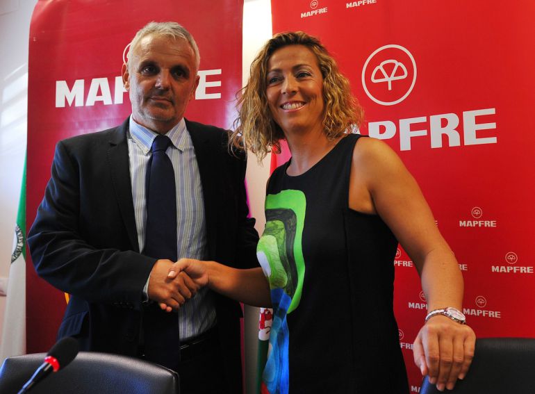 Escañuela, junto a Gala León, capitana del equipo de la Copa Davis Escañuela, junto a Gala León, capitana del equipo de la Copa Davis