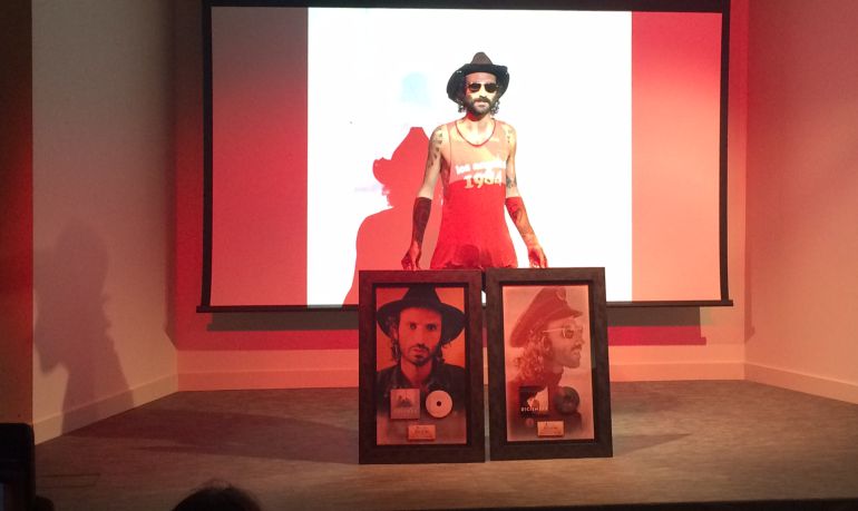 Leiva posa con sus dos discos de Oro en el edificio de su discográfica, Sony Music. Leiva posa con sus dos discos de Oro en el edificio de su discográfica, Sony Music.