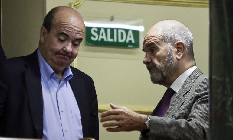 Los diputados socialistas Manuel Chaves y Gaspar Zarrías conversan durante el pleno del Congreso. Los diputados socialistas Manuel Chaves y Gaspar Zarrías conversan durante el pleno del Congreso.