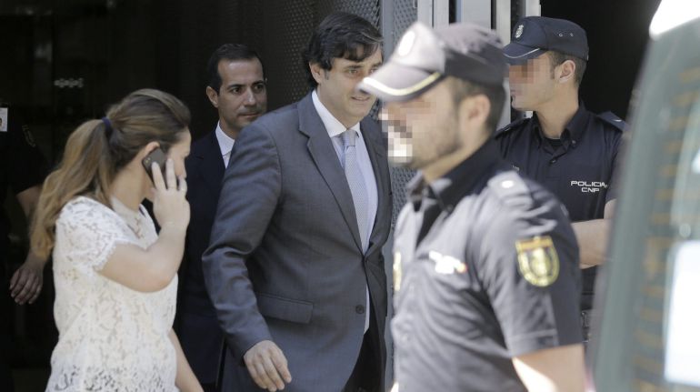El exconsejero de Presidencia y Justicia y exportavoz del Gobierno de la Comunidad de Madrid Salvador Victoria (2i), a la salida hoy de la Audiencia Nacional donde estaba citado para prestar declaración El exconsejero de Presidencia y Justicia y exportavoz del Gobierno de la Comunidad de Madrid Salvador Victoria (2i), a la salida hoy de la Audiencia Nacional donde estaba citado para prestar declaración