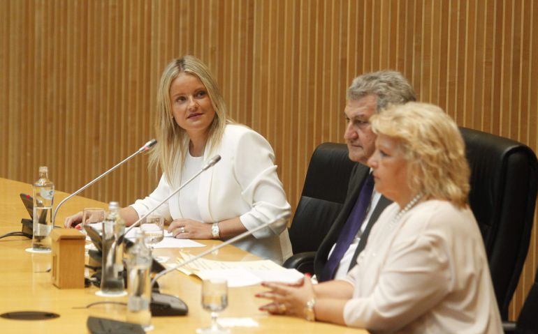El presidente del Congreso de los Diputados, Jesús Posada, junto a la presidenta de la Fundación Víctimas del Terrorismo, María del Mar Blanco, y Ángeles Pedraza, la presidenta de la Asociación Víctimas del Terrorismo (AVT). El presidente del Congreso de los Diputados, Jesús Posada, junto a la presidenta de la Fundación Víctimas del Terrorismo, María del Mar Blanco, y Ángeles Pedraza, la presidenta de la Asociación Víctimas del Terrorismo (AVT).
