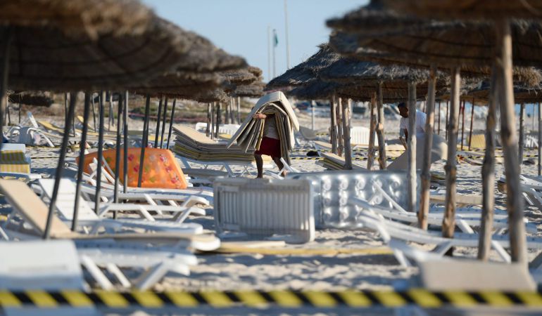 Un trabajador del hotel recoge tumbonas en la localidad turística de al-Sousse. Un trabajador del hotel recoge tumbonas en la localidad turística de al-Sousse.