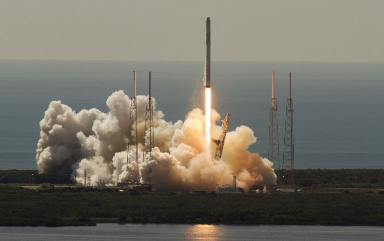 El cohete SpaceX Falcon 9 durante su lanzamiento desde Cabo Cañaveral El cohete SpaceX Falcon 9 durante su lanzamiento desde Cabo Cañaveral