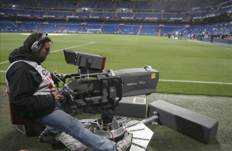 Un cámara de televisión en el estadio Santiago Bernabéu / EFE Un cámara de televisión en el estadio Santiago Bernabéu / EFE
