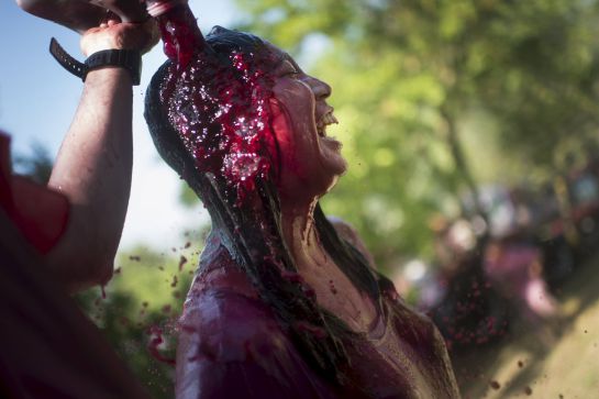 Una joven, rociada con vino duranta la Batalla. Una joven, rociada con vino duranta la Batalla.