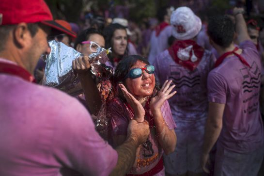 Muchos participantes acuden a la Batalla con gafas de bucear para proteger sus ojos del vino. Muchos participantes acuden a la Batalla con gafas de bucear para proteger sus ojos del vino.