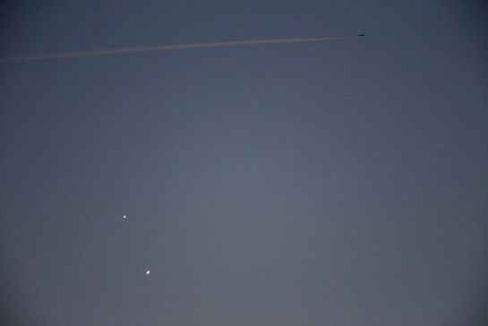 El planeta Venus (al centro) es visto cerca de Júpiter mientras una avioneta atraviesa el cielo de Gdynia, Polonia. El planeta Venus (al centro) es visto cerca de Júpiter mientras una avioneta atraviesa el cielo de Gdynia, Polonia.