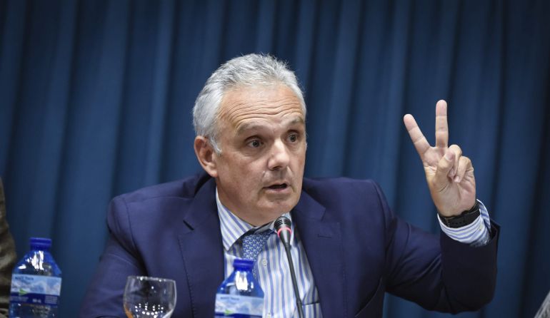 GRA329. MADRID, 24/06/2015.- El presidente de la Real Federación Española de Tenis (RFET) José Luis Escañuela, durante la rueda de prensa ofrecida hoy en Madrid, en la que reiteró su decisión de no dimitir en una jornada en la que el Tribunal Administrativo del Deporte (TAD) acordó hoy suspenderle en el ejercicio de sus funciones por un mes. EFE/Fernando Villar GRA329. MADRID, 24/06/2015.- El presidente de la Real Federación Española de Tenis (RFET) José Luis Escañuela, durante la rueda de prensa ofrecida hoy en Madrid, en la que reiteró su decisión de no dimitir en una jornada en la que el Tribunal Administrativo del Deporte (TAD) acordó hoy suspenderle en el ejercicio de sus funciones por un mes. EFE/Fernando Villar