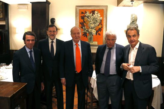 GRA502. Madrid, 01/07/2015.- Imagen facilitada por Presidencia del Gobierno, del Rey Juan Carlos (c) acompañado por el Presidente del Gobierno, Mariano Rajoy (2i) y los expresidentes José María Aznar (i), Felipe González (2d) y José Luis Rodriguez Zapatero, durante una cena privada que han celebrado esta noche en un conocido restaurante madrileño. EFE / Diego Crespo. ***SOLO USO EDITORIAL***. GRA502. Madrid, 01/07/2015.- Imagen facilitada por Presidencia del Gobierno, del Rey Juan Carlos (c) acompañado por el Presidente del Gobierno, Mariano Rajoy (2i) y los expresidentes José María Aznar (i), Felipe González (2d) y José Luis Rodriguez Zapatero, durante una cena privada que han celebrado esta noche en un conocido restaurante madrileño. EFE / Diego Crespo. ***SOLO USO EDITORIAL***.