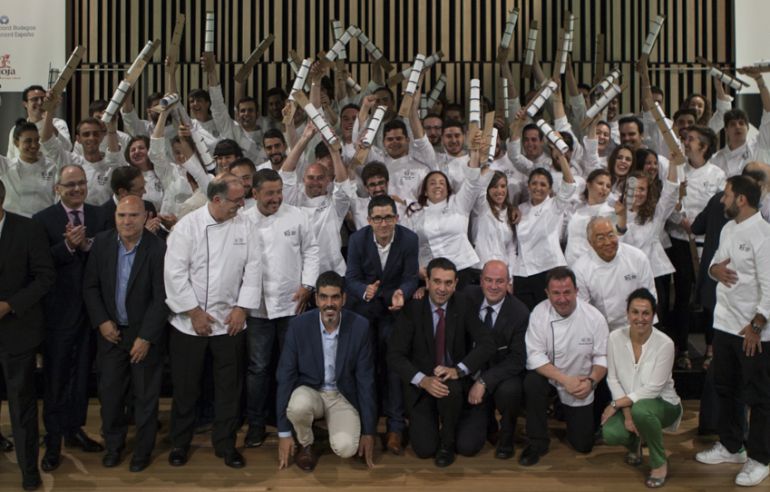 La primera promoción de graduados del Basque Culinary Center, con Joan Roca, Martín Berasategui o Pedro Subijana, entre otros. La primera promoción de graduados del Basque Culinary Center, con Joan Roca, Martín Berasategui o Pedro Subijana, entre otros.