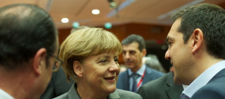 Merkel, entre Hollande y Tsipras. Merkel, entre Hollande y Tsipras.