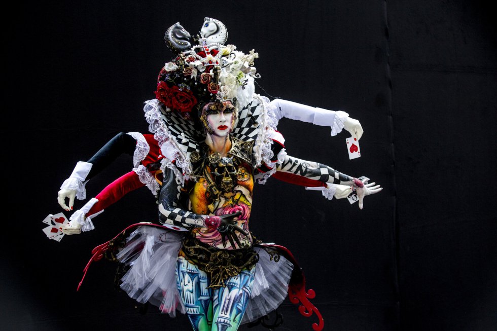 También existen especializaciones en cuerpos pintados clásicos, rostros pintados, efectos especiales, belleza, maquillaje de moda, fotografía, arte digital y modelaje. También existen especializaciones en cuerpos pintados clásicos, rostros pintados, efectos especiales, belleza, maquillaje de moda, fotografía, arte digital y modelaje.