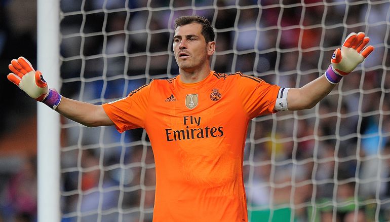 Casillas pidiendo calma en el Bernabéu