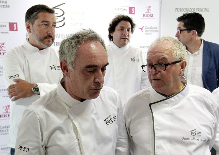 Los cocineros, Ferrán Adriá (i), y Juan Mari Arzak (d), conversan en presencia de Joan Roca (arriba, i), y Gastón Acurio (arriba, c), tras la reunión del consejo asesor del Basque Culinary Center. Los cocineros, Ferrán Adriá (i), y Juan Mari Arzak (d), conversan en presencia de Joan Roca (arriba, i), y Gastón Acurio (arriba, c), tras la reunión del consejo asesor del Basque Culinary Center.