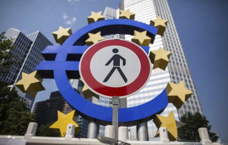 Vista de una señal que prohibe el paso de peatones en las inmediaciones de la sede del Banco Central Europeo. Vista de una señal que prohibe el paso de peatones en las inmediaciones de la sede del Banco Central Europeo.